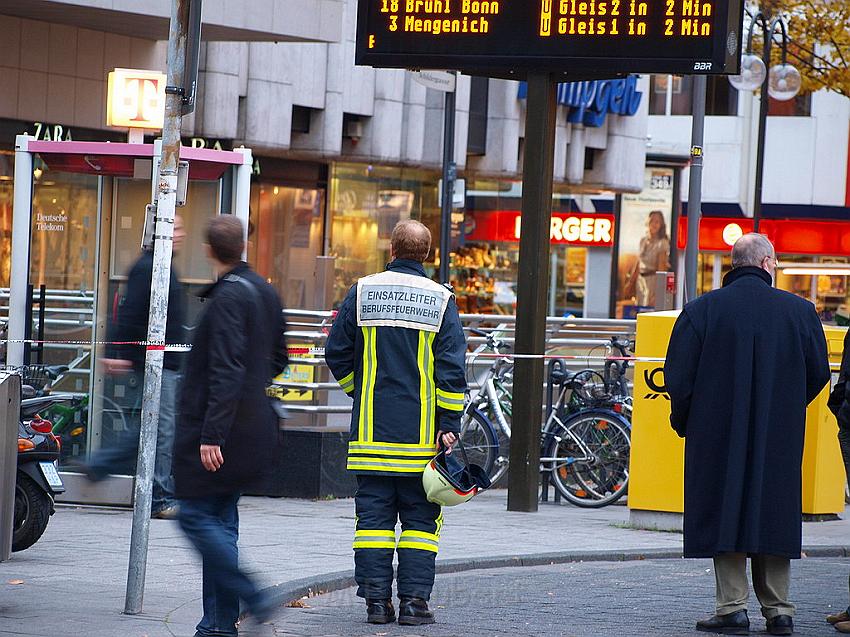 Herrenlose Einkaufstuete gesprengt Koeln Schildergasse P338.JPG